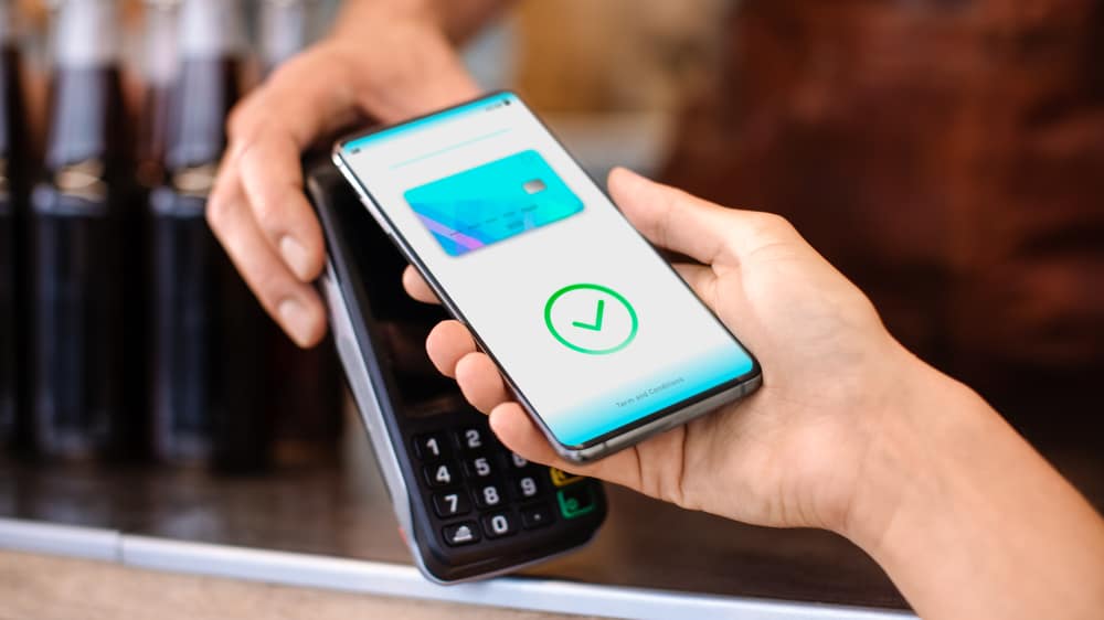 Smartphone Android ao lado de cartão bancário simbolizando ataque que explora pagamentos por aproximação NFC2.jpg