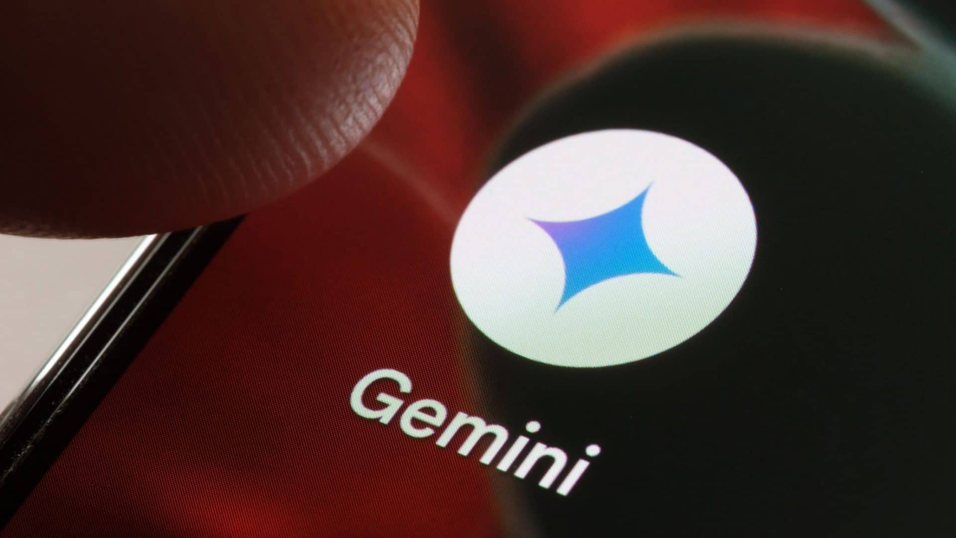 Interface do Google Gemini acompanhada de imagem gerada digitalmente e símbolo de marca d'água sendo desativado2.jpg